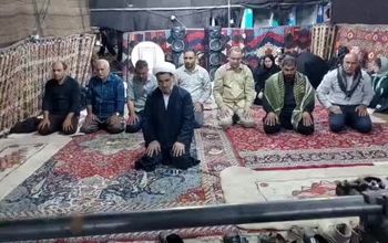  برپایی نماز جماعت در موکب بزرگ شهدای عشایر کشور در مرز بین المللی مهران 