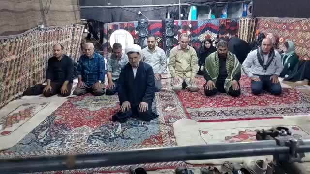  برپایی نماز جماعت در موکب بزرگ شهدای عشایر کشور در مرز بین المللی مهران 